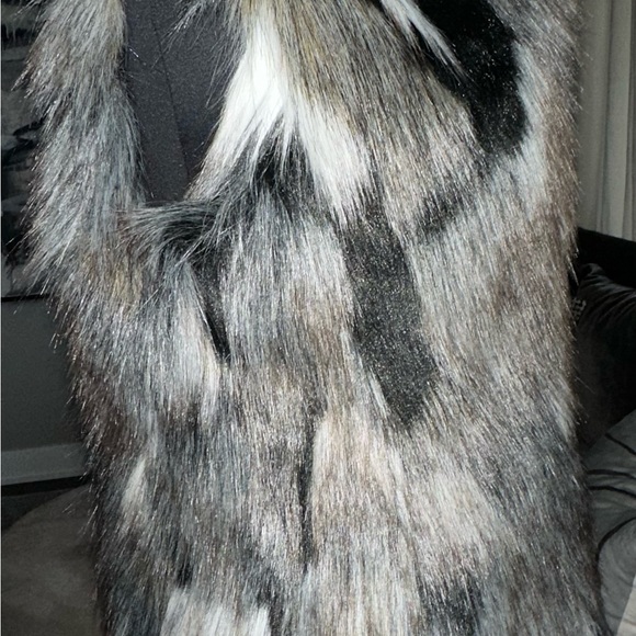 ✨NWT WHITE HOUSE BLACK MARKET black white brown patchwork faux fur vest Size XS - Picture 4 of 11